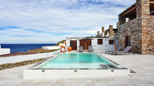 Bazén v ubytování Stone villa with a sea water swimming pool and a sea and sunset view nebo v jeho okolí