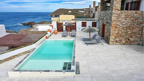 Bazén v ubytování Stone villa with a sea water swimming pool and a sea and sunset view nebo v jeho okolí