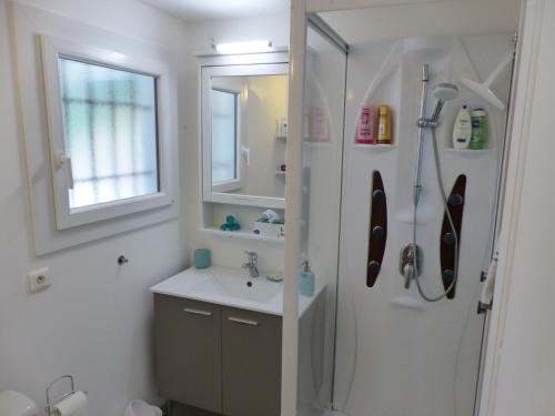 W łazience znajduje się prysznic i umywalka. w obiekcie Villa Mitoyenne Pour 4 Personnes Proche Centre-Ville D hossegor w mieście Soorts-Hossegor