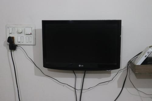 TV tai viihdekeskus majoituspaikassa Narayan Vishal By WB Inn, Patna