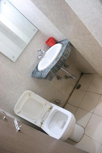 łazienka z toaletą i umywalką w obiekcie Narayan Vishal By WB Inn, Patna w mieście Patna