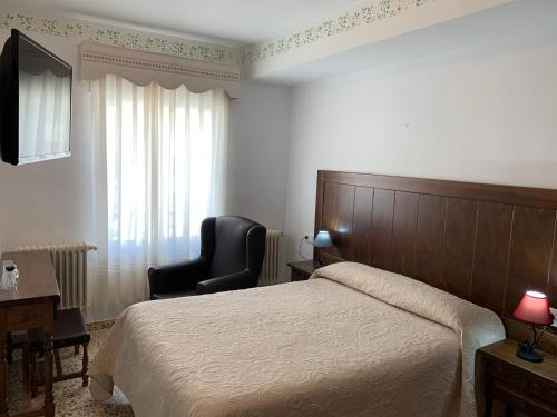 Ένα ή περισσότερα κρεβάτια σε δωμάτιο στο Hotel Herranz