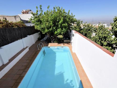 ルテにあるBelvilla by OYO Casa Alegr aの裏庭の大型スイミングプールを利用できます。