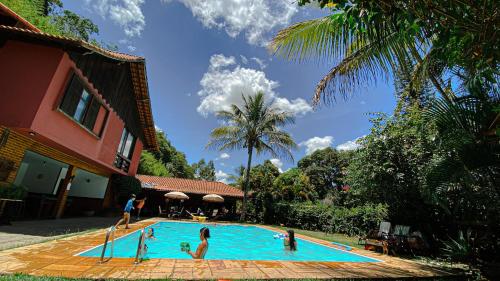 a group of people playing in a swimming pool at Pousada Nova Gironda in Paty do Alferes