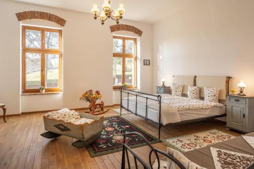 a living room with a bed and a table at Casa Kraus in Criţ