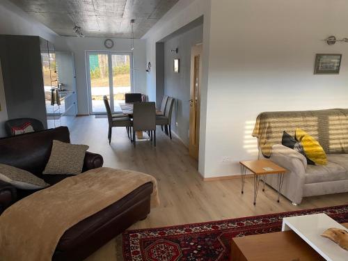 uma sala de estar com um sofá e uma mesa em Arcana em Seeboden