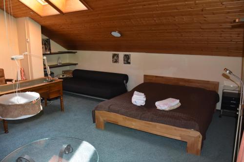 En eller flere senge i et værelse på Auszeitoase Freystadt - Park, Billard, Sauna - ideal für Familientreffen und Messe Nürnberg
