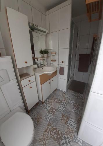 une salle de bain avec toilettes, lavabo et douche dans l'établissement Joli petit loft dans échoppe pierre centre-ville, à Bordeaux