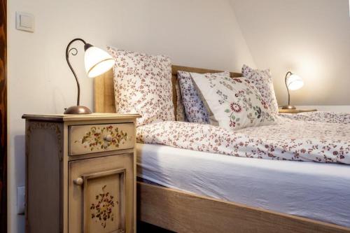 a bedroom with a bed with pillows and a lamp at Casa Schmidt in Criţ
