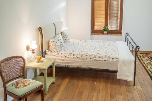 a bedroom with a bed and a table and a chair at Casa Kraus in Criţ