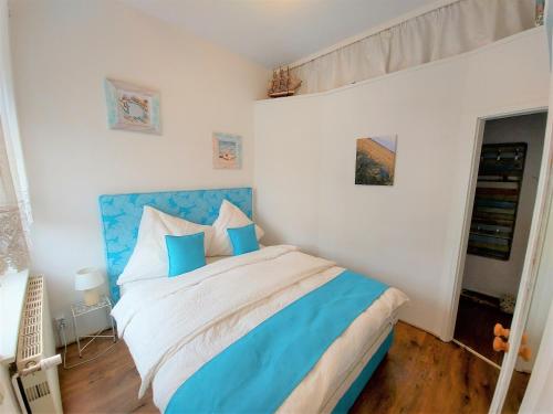 a bedroom with a blue and white bed in it at Villa Meeresglück in Sassnitz