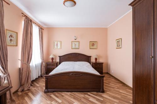A bed or beds in a room at Deluxe Apartment Konyshennaja