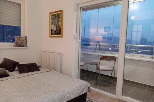 Ένα ή περισσότερα κρεβάτια σε δωμάτιο στο Stan, Apartman Eleven-Elf Tuzla centar, NOVO