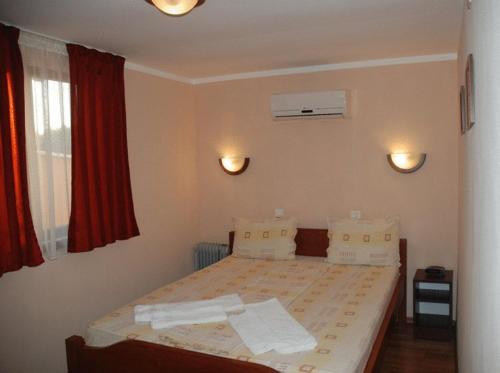 a bedroom with a bed with towels on it at Pension Prodelta in Uzlina