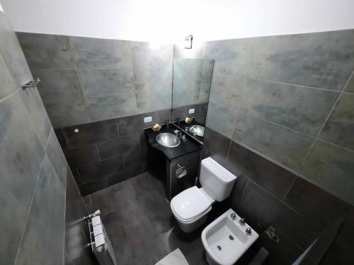 vistas a un baño con aseo y lavabo en Las Moras Catriel en Catriel