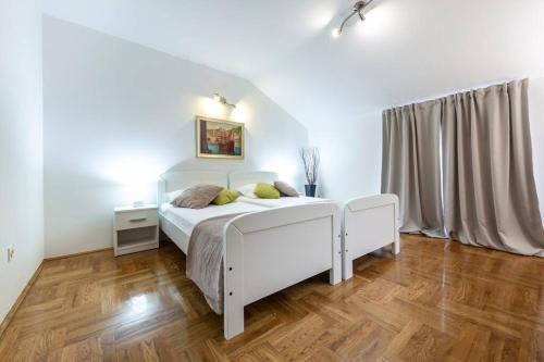 מיטה או מיטות בחדר ב-Vila Vergatum-privacy,gym,billiards,table tennis