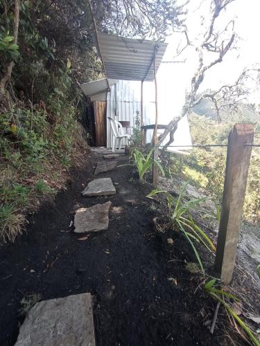a path leading to a shed with a bench at Cabañas el Paraiso Sesquile in Sesquilé