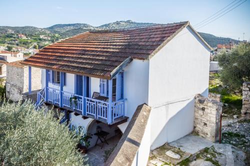 a small white house with a balcony at To Konatzi tou Flokka in Ayios Theodhoros