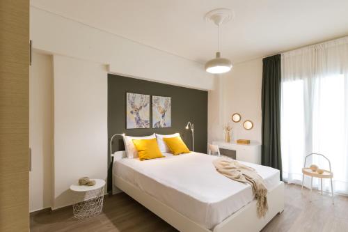 Postel nebo postele na pokoji v ubytování Effie's Cozy Beach Front Apartment