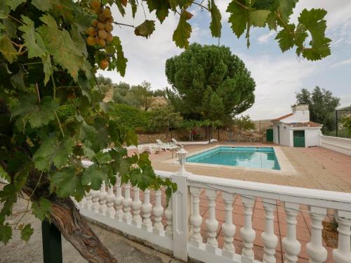 Villa con piscina y valla blanca en Villa Ricardo, en Fornes