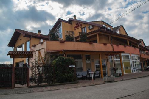 un edificio al lado de una calle en Hotel vila veneto, en Timisoara