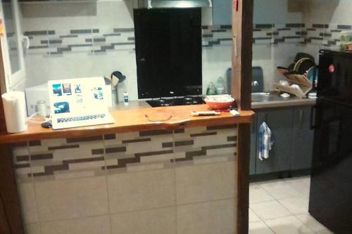 - une cuisine avec un comptoir et un ordinateur dans l'établissement 2+1 couchages + sdb dans appartement rénové., à Caunes-Minervois