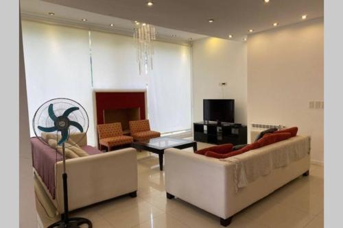 Galeriebild der Unterkunft Casa Jilguero para 8 personas Pinamar in Pinamar