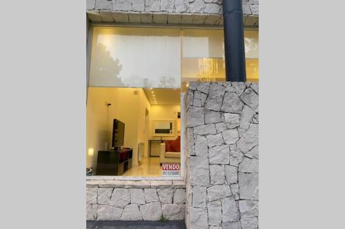 ピナマールにあるPINAMAR CASA HASTA 10 PERSONAS SE ALQUILA MINIMO 2 NOCHES sの窓からリビングルームの景色を望めます。