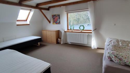 EngesvangにあるBøllingsø Campingのベッドルーム1室(ベッド2台、窓付)