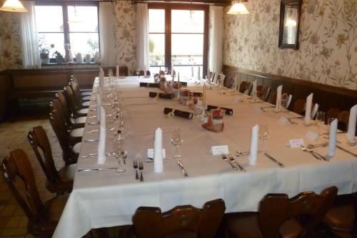 a long table in a room with chairs and tables at Hotel Ehinger Rose in Ehingen
