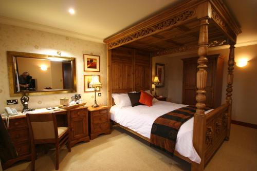 En eller flere senge i et værelse på Three Horseshoes Country Inn