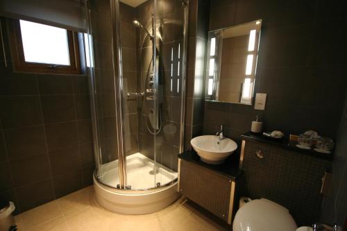 A bathroom at Three Horseshoes Country Inn