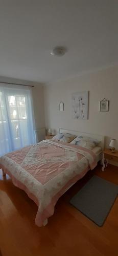 um quarto com uma cama grande num quarto em Apartament Viola em Kolobrzeg