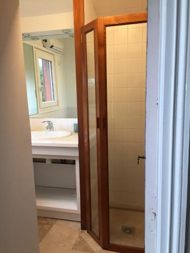 une salle de bain avec un lavabo et un miroir dans l'établissement L' Huis-au-Tilleul, à Quarré-les-Tombes