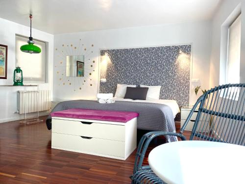 - une chambre avec un lit blanc et une couverture violette dans l'établissement CASA JACINTOS, à Tolède