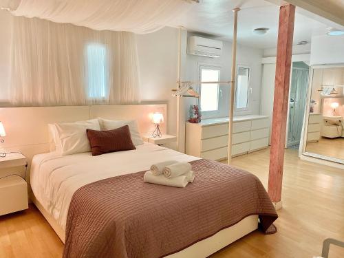 - une chambre avec un grand lit et 2 serviettes dans l'établissement CASA JACINTOS, à Tolède