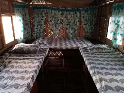 Onyong's Floating Cottage tesisinde bir odada yatak veya yataklar