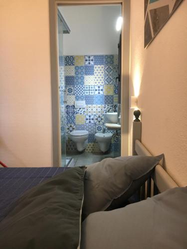 een slaapkamer met 2 wastafels en 2 toiletten in een badkamer bij Sa Tanca de Su Catreathu in Orosei