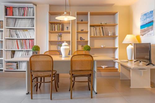 Couple's Getaway , Modern Amenities & Sophisticated Style