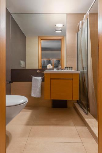 Couple's Getaway , Modern Amenities & Sophisticated Style