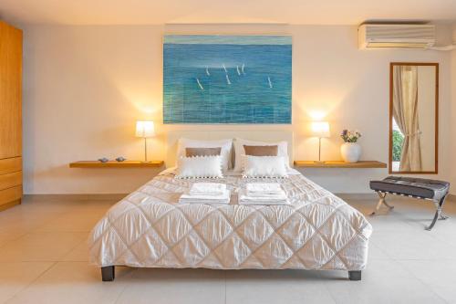 Couple's Getaway , Modern Amenities & Sophisticated Style