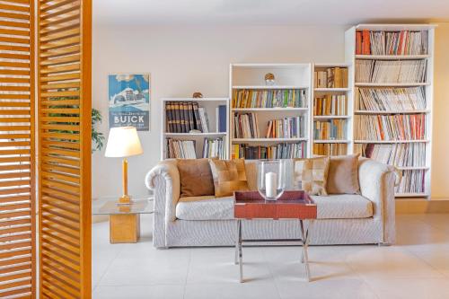 Couple's Getaway , Modern Amenities & Sophisticated Style