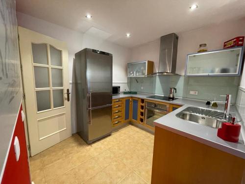 Kuchyňa alebo kuchynka v ubytovaní Apartamento en zona playa con vistas a la bahía