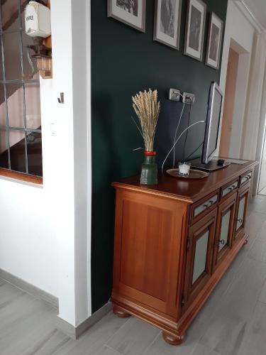 a room with a table with a television on it at Kunst und Meer in Varel