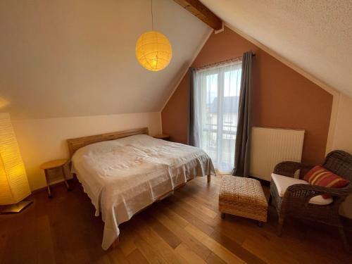 1 dormitorio con cama y ventana en Ferienwohnung „Klein aber fein“ en Urbar