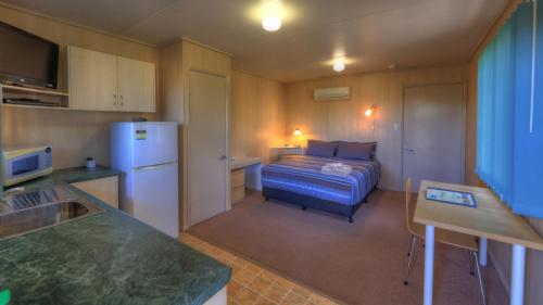 Kuchyň nebo kuchyňský kout v ubytování PepperTree Cabins, Kingaroy