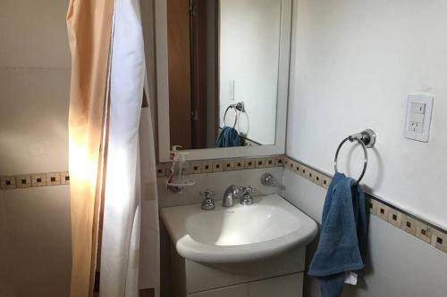 bagno con lavandino e specchio di Casa Cafayate a Cafayate