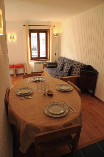 un salon avec une table et un canapé dans l'établissement Apartment Relais de Poste Centre Chamonix Mont Blanc, à Chamonix-Mont-Blanc