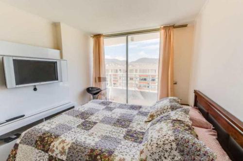 una camera con letto, TV e finestra di Vista hermosa Marazul a Coquimbo