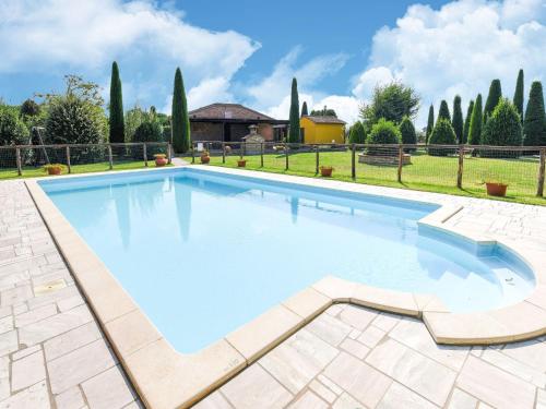 - une grande piscine d'eau bleue dans la cour dans l'établissement Belvilla by OYO Chiaradue, à Acquaviva